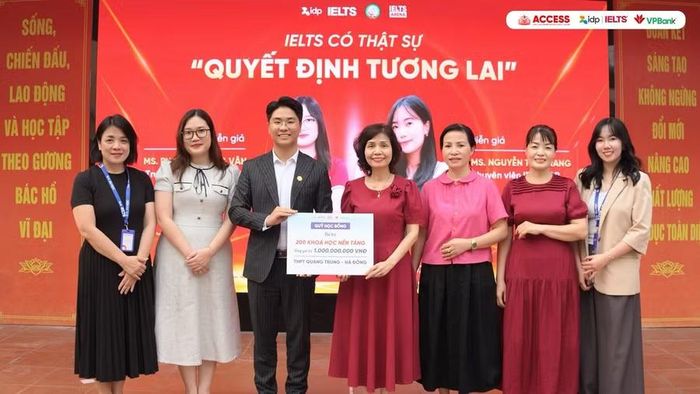 Đại diện Quỹ trao 200 suất học bổng tại Trường THPT Quang Trung - Hà Đông