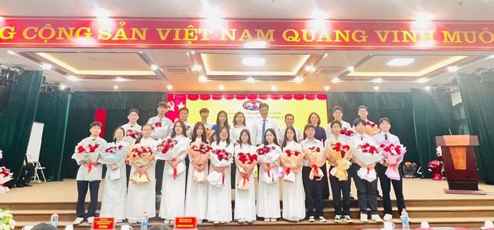 Học sinh ưu tú Trường THPT Ngô Quyền vinh dự đứng trong hàng ngũ của Đảng.
