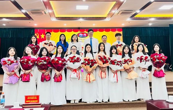 Đại biểu phường Lê Chân và nhà trường tặng hoa chúc mừng các Đảng viên mới.