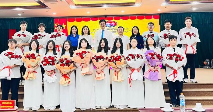 50 học sinh được đứng trong hàng ngũ của Đảng là niềm vinh dự, tự hào lớn đối với cá nhân các em và niềm vui của nhà trường.