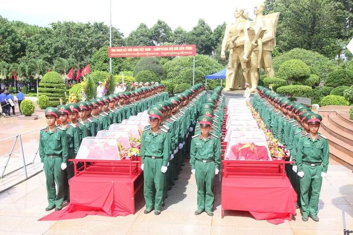 Đắk Lắk long trọng tổ chức lễ viếng, truy điệu và an táng 27 hài cốt liệt sĩ quân tình nguyện và chuyên gia Việt Nam hy sinh tại chiến trường Campuchia. (Ảnh: Thế Hùng)