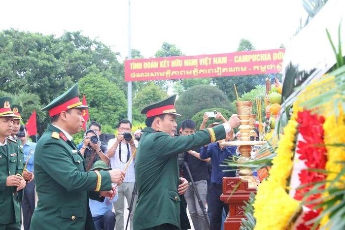 Những nén nhang tri ân các Anh hùng liệt sĩ đã chiến đấu, hy sinh vì độc lập, tự do của Tổ quốc và nghĩa vụ quốc tế cao cả. (Ảnh: Thế Hùng)