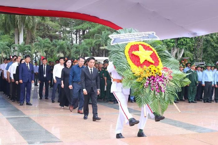 Phó Chủ tịch Quốc hội Nguyễn Doãn Anh và các đại biểu dự lễ truy điệu, an táng hài cốt liệt sĩ tại Nghĩa trang Liệt sĩ tỉnh Đắk Lắk. (Ảnh: Thế Hùng)