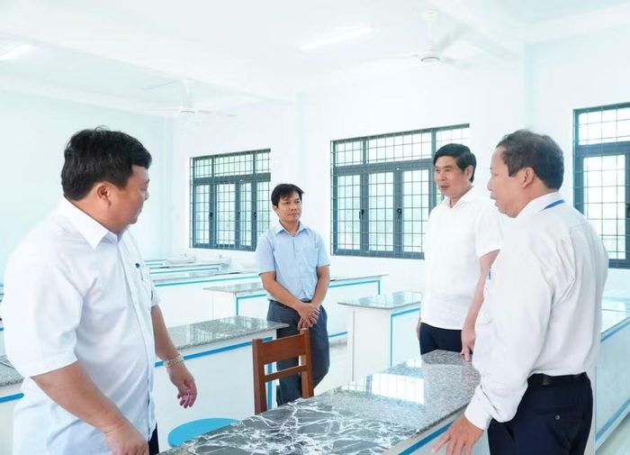 Đoàn công tác kiểm tra cơ sở vật chất, các điều kiện chuẩn bị cho kỳ thi.