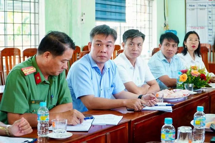Đoàn công tác làm việc với các địa phương, nhà trường tại điểm thi Trường THPT Trần Quang Diệu (xã Hoài Ân).