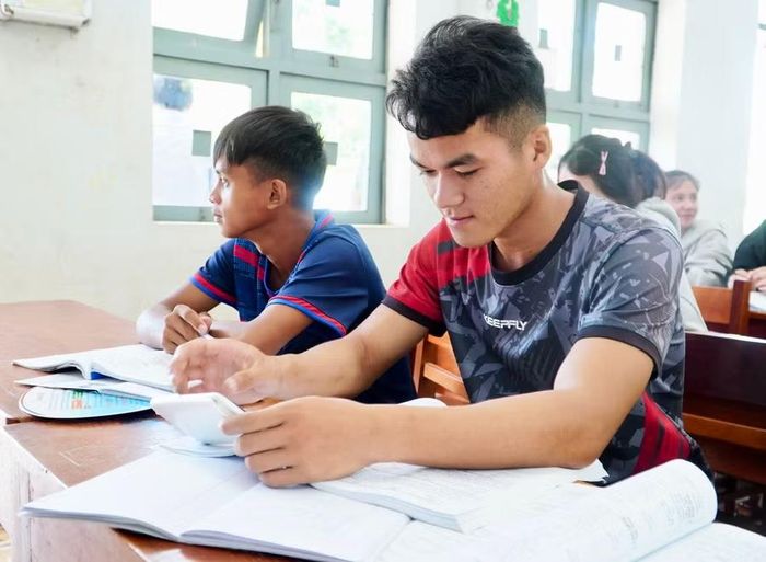Học sinh Trường PTDTNT THCS&amp;THPT An Lão củng cố lại kiến thức, sẵn sàng bước vào kỳ thi.