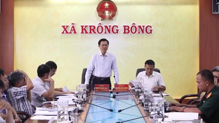 Ông Nguyễn Ngọc Pháp – Chủ tịch UBND xã Krông Bông phát biểu chỉ đạo tại cuộc họp. (Ảnh: TH)