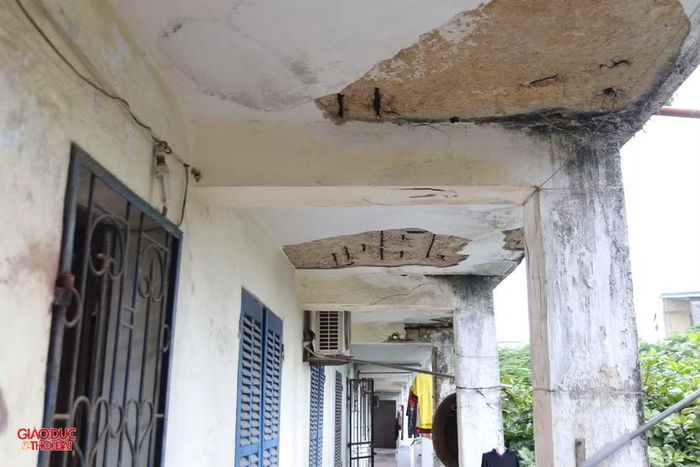 Phía ngoài hành lang, từng mảng vữa lớn trên trần bị bong tróc, trơ ra khung sắt.