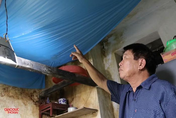 Đến mùa mưa, nước lại dột xuống khu bếp, buộc ông Trần Xuân Hạ dùng bạt che chắn tạm bợ.