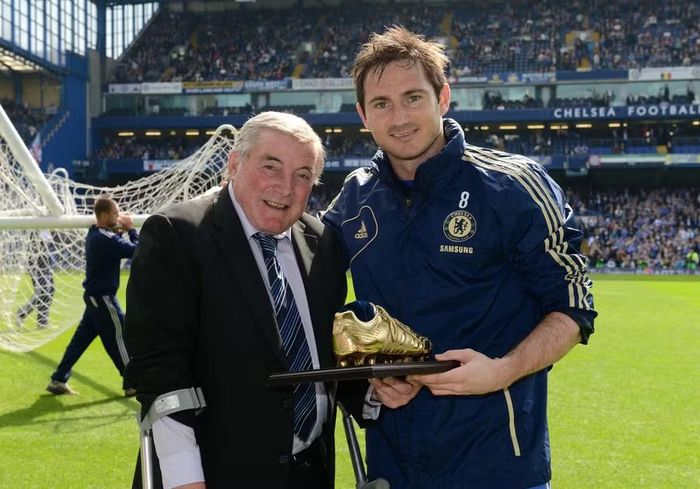 Tiền vệ Frank Lampard nhận Giày vàng từ huyền thoại Bobby Tambling (trái) sau khi cán mốc 203 bàn, chính thức trở thành chân sút ghi nhiều bàn nhất lịch sử Chelsea.