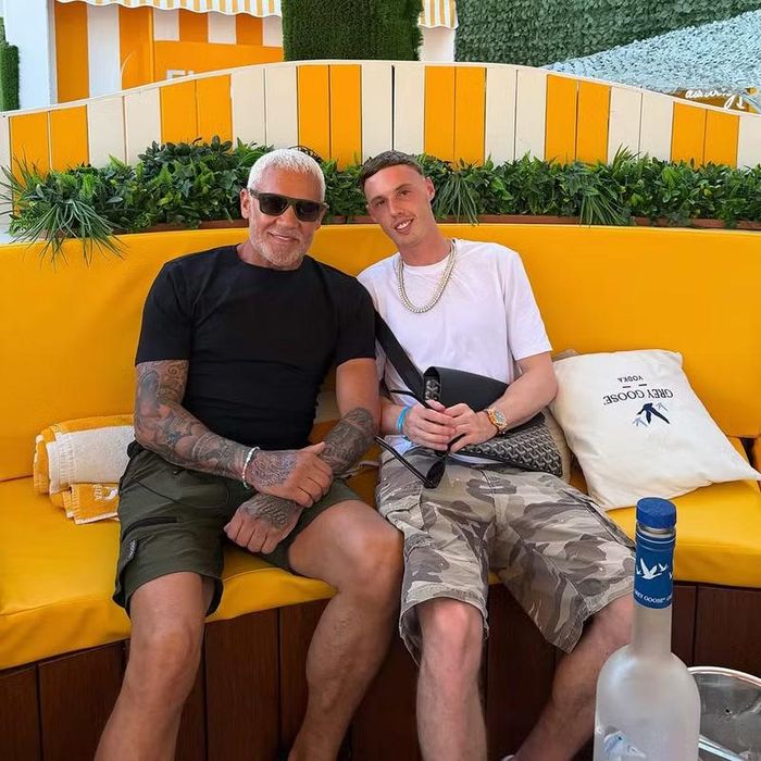Cole Palmer thư giãn cùng chủ câu lạc bộ bãi biển Wayne Lineker tại đảo Ibiza, sau khi lỡ hẹn với World Cup 2026.