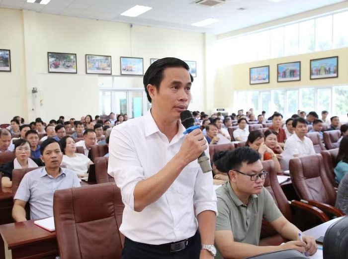 Đại diện lãnh đạo Trường THPT Sơn Động số 3 trao đổi tại hội nghị.