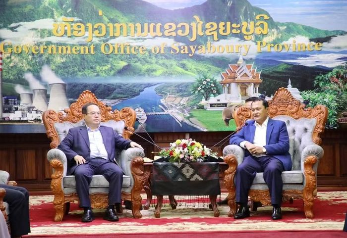Bí thư Tỉnh ủy Quảng Ninh trao đổi với Bí thư Tỉnh ủy Xay Nhạ Bu Ly.