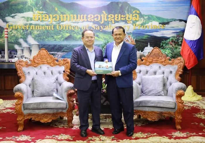 Ông Quản Minh Cường, Bí thư Tỉnh ủy Quảng Ninh tặng quà lưu niệm cho ông Phênh-nị-lăn Khăm-phăn-phênh, Bí thư Tỉnh ủy Xay Nhạ Bu Ly.