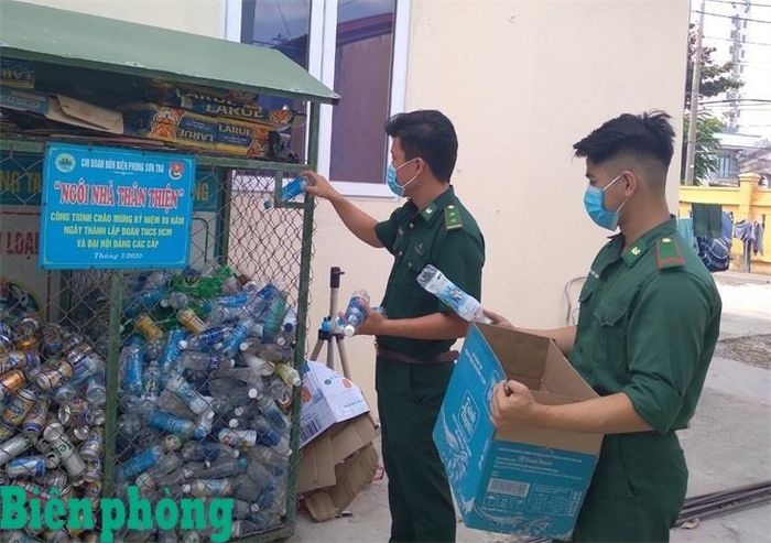 Mô hình “Ngôi nhà thân thiện” của Chi đoàn Đồn Biên phòng Sơn Trà, Bộ đội Biên phòng thành phố Đà Nẵng với hình thức thu gom vỏ lon bia, chai nước ngọt nhằm mục đích bảo vệ môi trường và gây quỹ hoạt động Đoàn. Ảnh: Trúc Hà