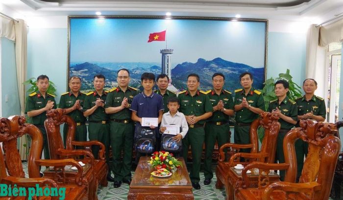 Đoàn công tác tặng quà cho con nuôi Đồn Biên phòng cửa khẩu quốc tế Thanh Thủy. Ảnh: Xuân Minh