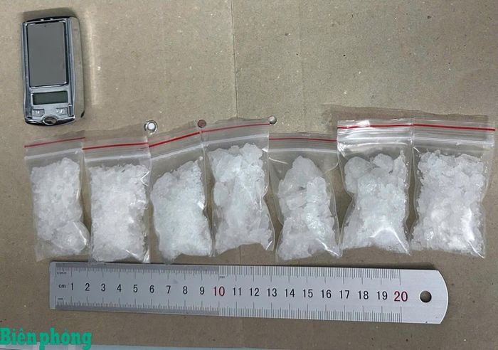 Tang vật thu giữ 7 gói ma túy đá. Ảnh: Trúc Hà