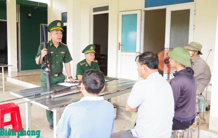 Người dân tự giác mang súng đến giao, nộp tại tổ công tác của Đồn Biên phòng Quỳnh Thuận. Ảnh: Hải Thượng