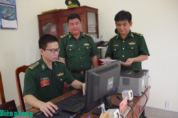 Kiểm tra công tác lưu trữ các văn bản trên hệ thống máy tính tại Đồn Biên phòng Thông Bình. Ảnh: Lê Khoa