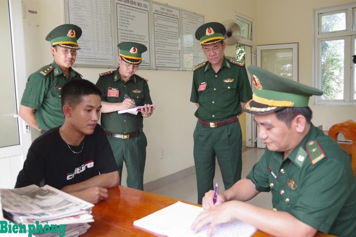 Đại tá Nguyễn Quốc Cường, Phó Chủ nhiệm Chính trị Bộ đội Biên phòng (thứ 2 bên phải sang) theo dõi hành động của Chính trị viên Đồn Biên phòng Thông Bình xử lý tình huống tiếp dân tại đơn vị. Ảnh: Lê Khoa