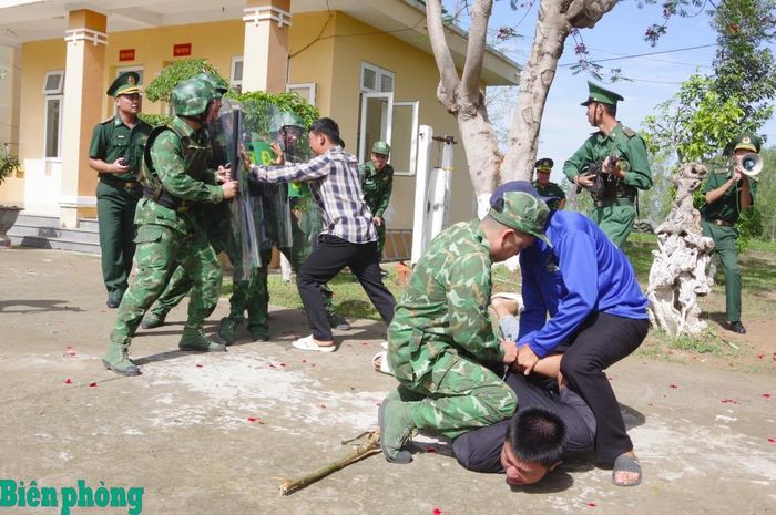 Hành động xử lý tình huống của cán bộ, chiến sĩ Đồn Biên phòng Thông Bình. Ảnh: Lê Khoa