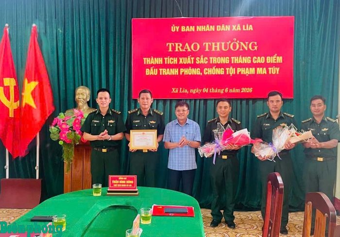 Đồng chí Trần Đình Dũng, Phó Bí thư Đảng ủy, Chủ tịch Ủy ban nhân dân xã Lìa trao tặng Giấy khen cho lực lượng phá án. Ảnh: Hoài Nam