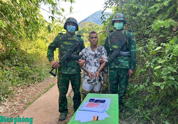 Đối tượng Hồ Văn Dinh bị bắt giữ về hành vi tàng trữ trái phép 598 viên ma túy tổng hợp. Ảnh: Hoài Nam