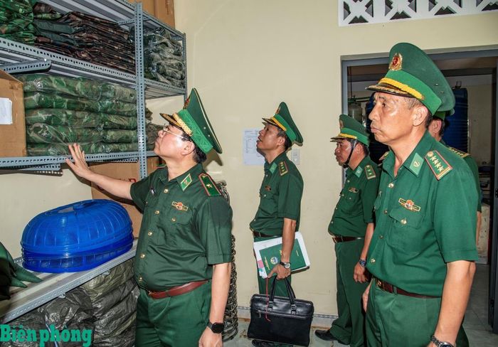 Thiếu tướng Võ Tiến Nghị và các thành viên đoàn công tác kiểm tra kho quân nhu của đơn vị. Ảnh: Lê Văn Chương