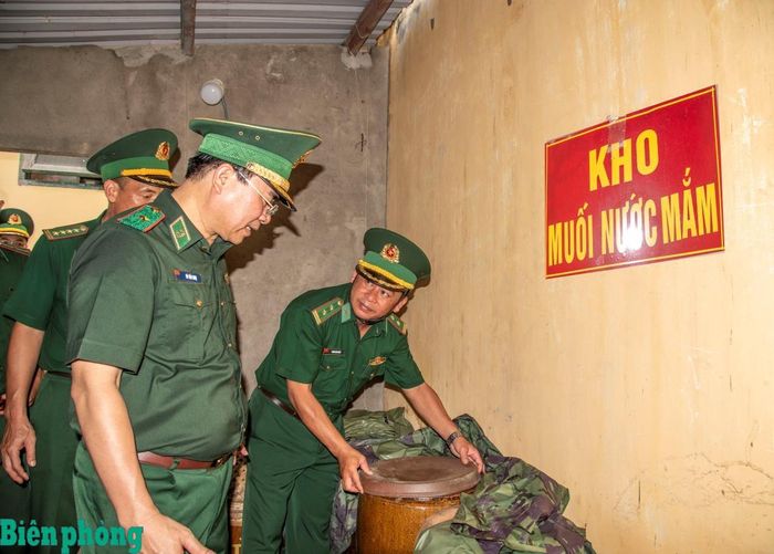 Thiếu tướng Võ Tiến Nghị và các thành viên đoàn công tác kiểm tra công tác tăng gia, sản xuất của đơn vị. Ảnh: Lê Văn Chương