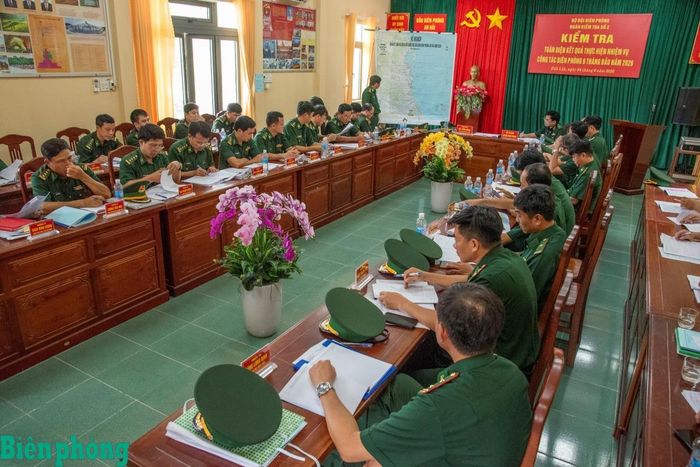 Đoàn công tác phát các tình huống và nghe chỉ huy đơn vị báo cáo cách xử trí. Ảnh: Lê Văn Chương