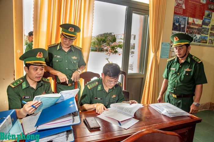Các thành viên đoàn kiểm tra tiến hành kiểm tra hệ thống hồ sơ, sổ sách, văn kiện tác chiến và sổ trực ban nội vụ. Ảnh: Lê Văn Chương