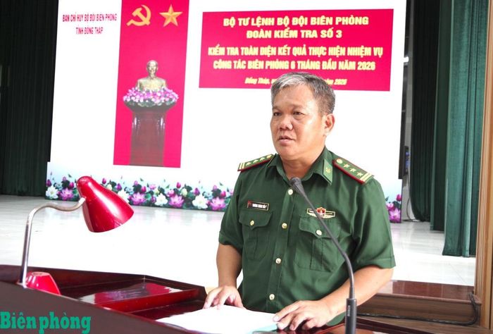Thượng tá Trương Thành Tiến, Phó Chỉ huy trưởng, Tham mưu trưởng Bộ đội Biên phòng tỉnh Đồng Tháp báo cáo kết quả thực hiện nhiệm vụ 6 tháng đầu năm với Đoàn kiểm tra. Ảnh: Lê Khoa