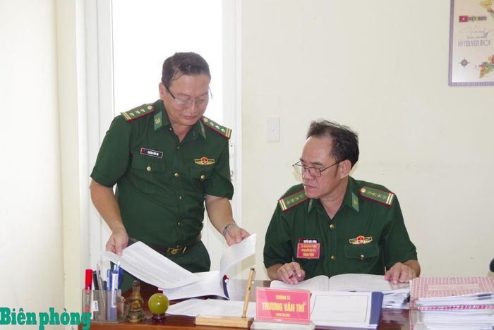 Đại tá Nguyễn Quốc Cường, Phó Chủ nhiệm Chính trị Bộ đội Biên phòng kiểm tra, hướng dẫn hoạt động công tác Đảng, công tác chính trị tại Đồn Biên phòng cửa khẩu quốc tế Thường Phước. Ảnh: Lê Khoa