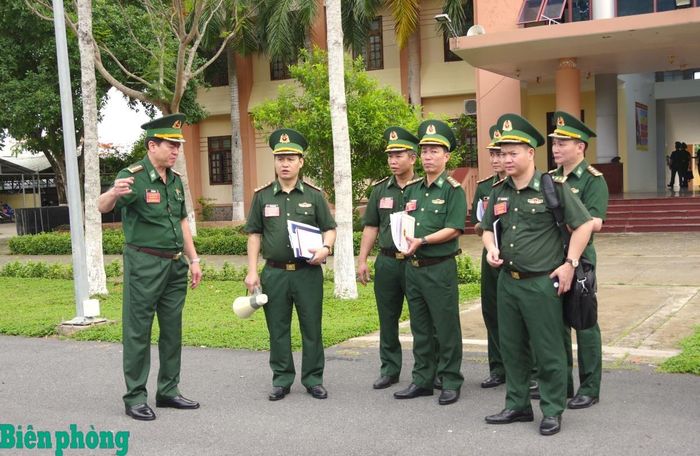 Các thành viên Đoàn kiểm tra trao đổi nội dung kiểm tra. Ảnh: Lê Khoa