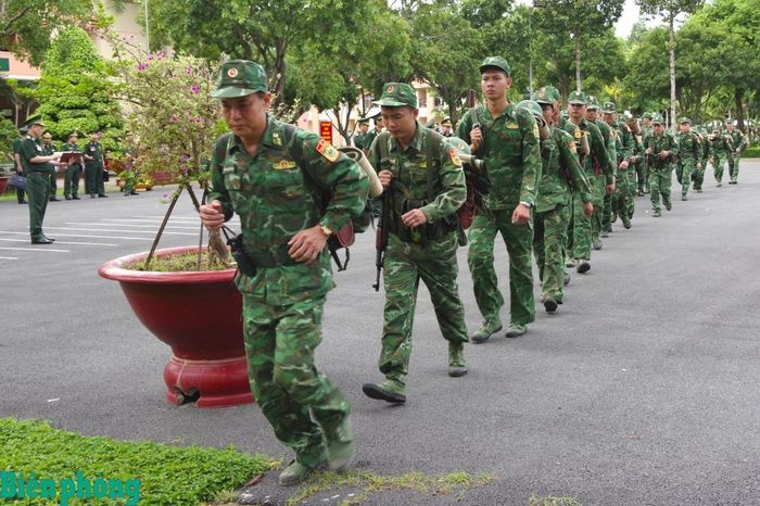 Thực hành cơ động ra khu căn cứ chiến đấu giả định. Ảnh: Lê Khoa
