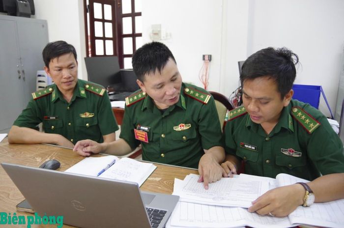 Các thành viên Đoàn công tác kiểm tra hồ sơ sổ sách ngành Tham mưu. Ảnh: Lê Khoa