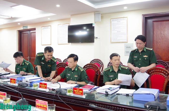 Các thành viên trong Đoàn giám sát kiểm tra hồ sơ, tài liệu. Ảnh: Quốc Huy