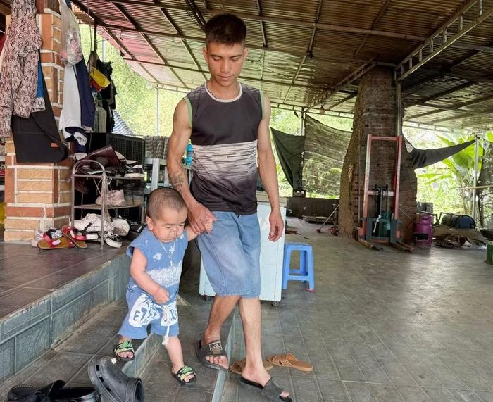 Để bước xuống bậc thềm nhà anh Lưu cũng phải cần người hỗ trợ, nếu không có ai thì phải trượt xuống.