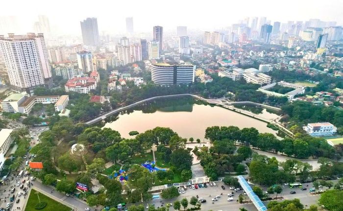 Tương tự tại công viên Nghĩa Đô cũng đã khoác lên diện mạo mới sau cải tạo. Việc tháo dỡ hàng rào, mở rộng không gian công cộng giúp người dân dễ dàng tiếp cận các khu vui chơi, thể thao và cảnh quan xanh trong công viên.