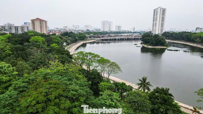 Ở phía Nam Hà Nội, công viên Bắc Linh Đàm sau cải tạo đã trở thành không gian sinh hoạt cộng đồng khang trang hơn với hệ thống cây xanh, đường dạo và hồ nước được chỉnh trang đồng bộ, thu hút đông người dân đến vui chơi, tập thể dục mỗi ngày.