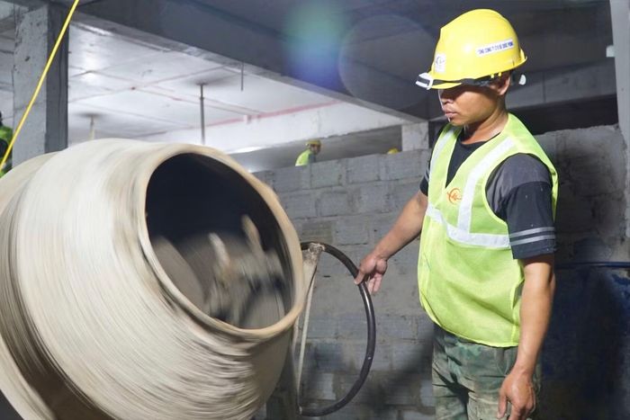 Công nhân miệt mài hoàn thiện từng hạng mục để sớm đưa các ngôi trường vào sử dụng. Ảnh: Nguyễn Ngọc