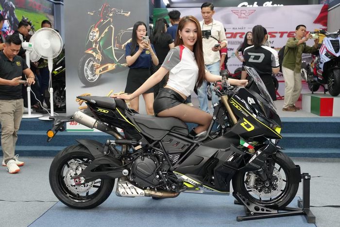 Theo công bố, mẫu Italjet Dragster 700 Twin có giá 428 triệu đồng. Con số này ngang ngửa một số mẫu ô tô cỡ nhỏ như Hyundai Grand i10 (360-455 triệu đồng) hay Kia Morning (325-439 triệu đồng), và cao hơn VinFast VF 3 (giá niêm yết 302-315 triệu đồng)