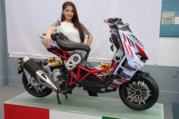  Bên cạnh mẫu Dragster 700 Twin, nhà phân phối còn giới thiệu mẫu Dragster 300 Gresini Edition. Mẫu xe tay ga này được thiết kế lấy cảm hứng từ đường đua MotoGP, thể hiện ở bộ tem xanh – đỏ đặc trưng của đội đua Gresini Racing. 