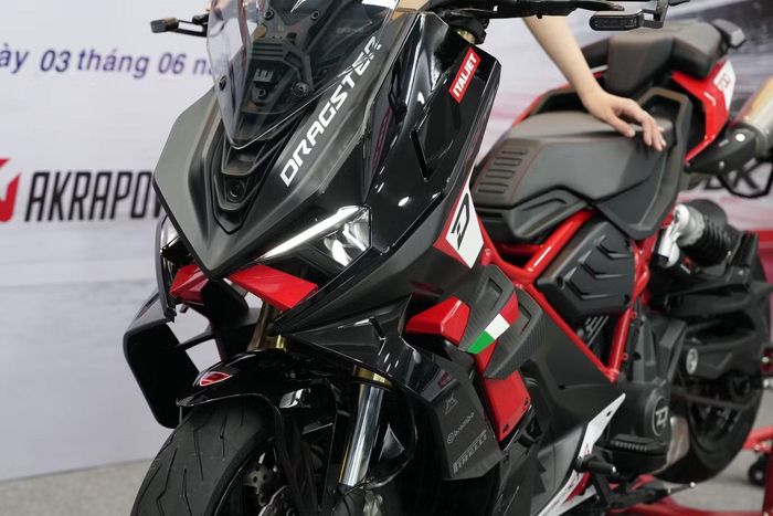 Mẫu xe thương hiệu Ý này có thiết kế độc đáo với nhiều đường cắt xẻ táo bạo, kết hợp với các chi tiết cơ khí lắp ráp ở dàn áo.
