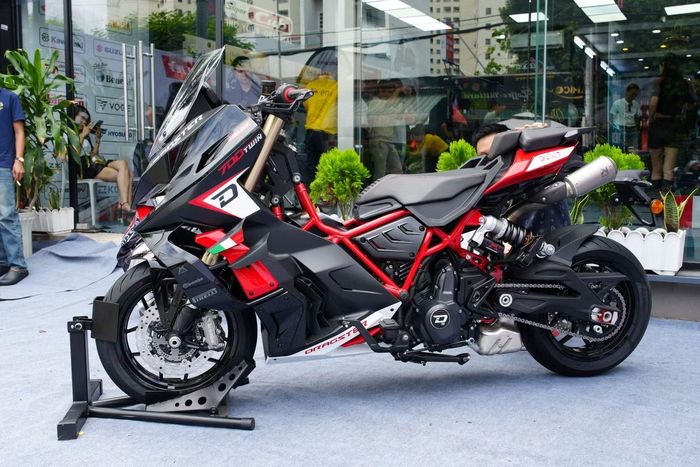 Thân xe cơ bắp với điểm nhấn là bộ khung sườn ống thép sơn đỏ lộ thiên. Xe có chiều dài trục cơ sở lớn, đầu xe bệ vệ mang lại cảm giác giống các mẫu maxi-scooter.