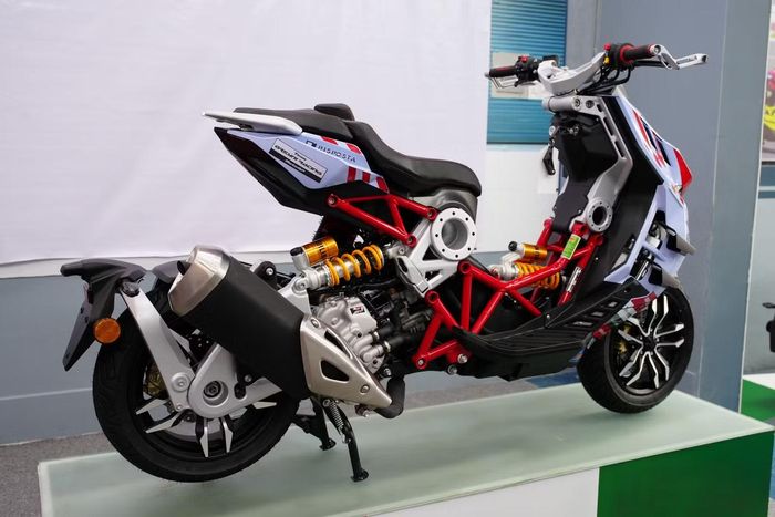 Italjet Dragster 300 Gresini Edition được trang bị khối động cơ 278cc làm mát bằng dung dịch, phun xăng điện tử. Các chi tiết nổi bật khác gồm hệ thống treo thể thao, phanh Brembo cùng dàn khung cơ khí lộ thiên.