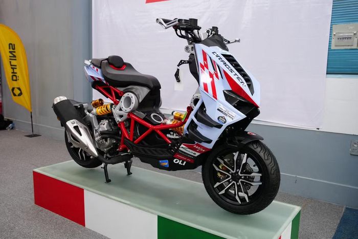 Theo công bố, Italjet Dragster 300 Gresini Edition có giá bán chính thức 225 triệu đồng. Lô xe đầu tiên về Việt Nam có số lượng giới hạn 40 chiếc.