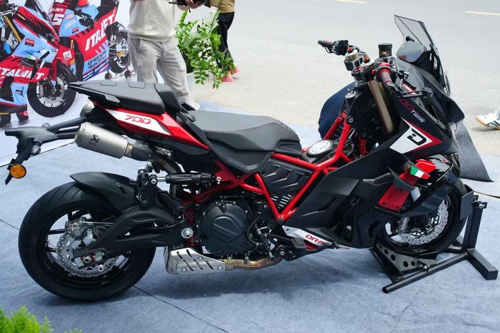 Chia sẻ với Tiền Phong, đơn vị phân phối cho biết lô xe Italjet Dragster 700 Twin về Việt Nam lần này có 25 chiếc, được nhập khẩu từ nhà máy ở Trung Quốc với hai lựa chọn màu sắc. 