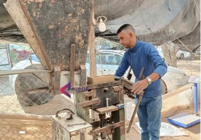 Một công nhân vận hành chiếc máy nén gạch vữa từ những ngôi nhà đổ nát ở Dải Gaza thành gạch kiểu lego. Ảnh: Wired