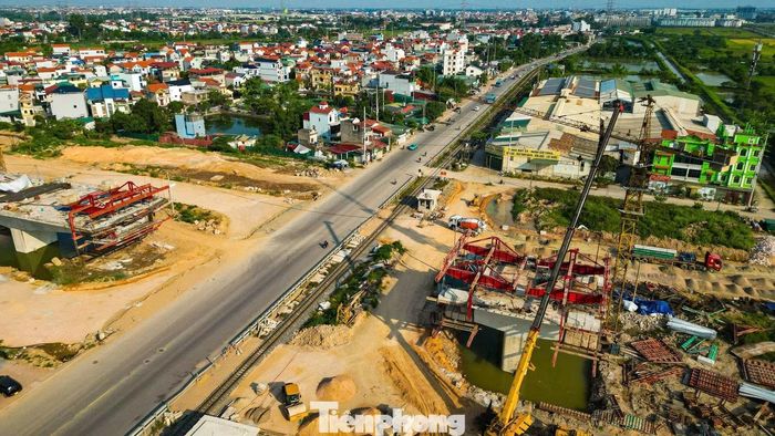 Tại đây, tuyến cao tốc vành đai 4 sẽ đi trên cao, cắt ngang quốc lộ 1A bằng hệ thống cầu vượt quy mô lớn. Song song, hệ thống đường gom, đường công vụ ... cũng được đồng loạt triển khai.